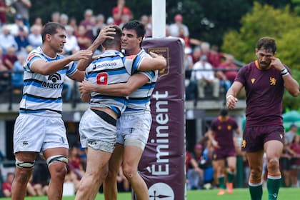 Nicanor Acosta abraza a Mateo Albanese tras el primer try del SIC; más atrás, se suma Alejo Daireaux