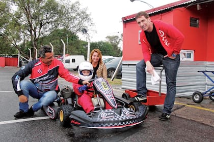 Nicanor con sus padres en sus comienzos en las pistas del Autódromo Oscar y Juan Gálvez de Buenos Aires.
