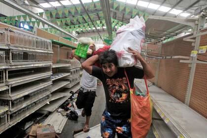 Al hombro, en bolsas, en carritos, las personas se llevan mercadería de los supermercados