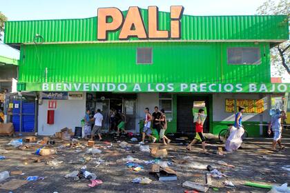 El frente destruido de uno de los supermercados más importantes en Managua
