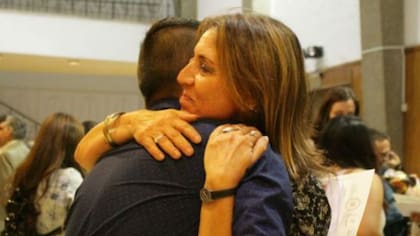 Nicasio y Mónica durante la ceremonia de entrega de diplomas