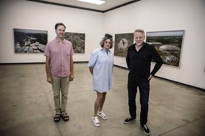 Nicholas de Pencier, Jennifer Baichwal y Edward Burtynsky en Fundación PROA 