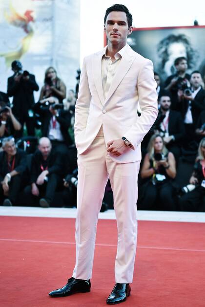 Nicholas Hoult, con un traje claro que contrastó con calzado negro