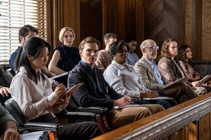 Nicholas Hoult (segundo desde la izquierda, en primera fila) en pleno ejercicio de su labor como jurado. Más lejos vemos a J. K. Simmons