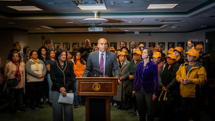 Nick Brown, junto con Rebecca Saldaña y Lillian Ortiz-Self presentaron la Ley de Protección al Trabajador Inmigrante