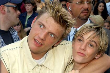 Nick Carter junto a su hermano Aaron en los Teen Choice Awards en 2001 en Los Ángeles