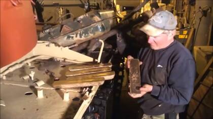 Nick con los cinco lingotes de oro