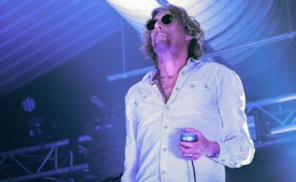 Nick, en el escenario, en una presentación de Alabama 3