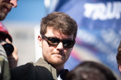 Nick Fuentes, líder de un grupo nacionalista blanco extremista de base cristiana, habla con sus seguidores, los "Groypers", en Washington