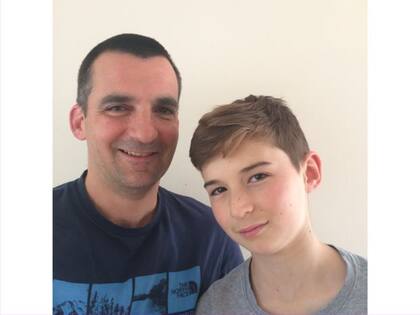 Nick Herbert (izda.), 45, creó una aplicación para comunicarse con su hijo Ben (dcha.), de 13 años