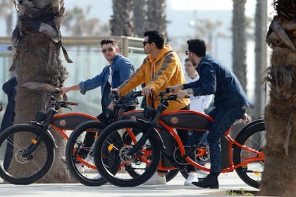 Nick, Joe y Kevin Jonas pasean en bici por Barcelona