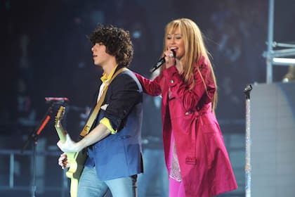 Nick Jonas y Miley Cyrus eran novios cuando él y sus hermanos actuaron junto a la cantante en su gira mundial