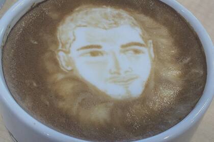 Nick Jonas y un café con su cara