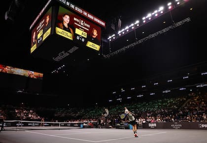 Nick Kyrgios al saque contra Aryna Sabalenka en la exhibición disputada en Dubai. Photo: Amy Alfiky/PA Wire/dpa