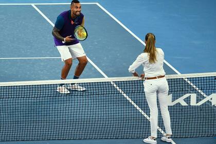 Nick Kyrgios discute con la umpire durante una noche de emociones fuertes en Australia