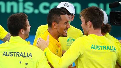Nick Kyrgios encabeza la celebración de Australia, que le ganó la serie de cuartos de final a Estados Unidos en Brisbane
