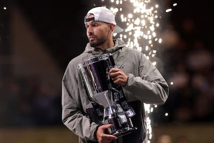 Nick Kyrgios posa con el trofeo que recibió por ganar la "Batalla de los Sexos 2025" (Photo by Christopher Pike / POOL / AFP)