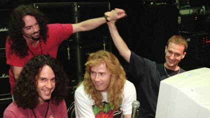 Nick Menza (de rojo), junto a Megadeth, en 1997