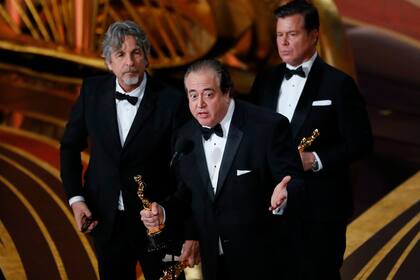 Nick Vallelonga, Brian Currie y Peter Farrelly aceptan el Oscar de Mejor Guion Original por Green Book