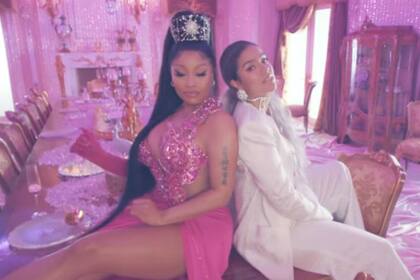 Nicki Minaj y Karol G en el video de "Tusa"