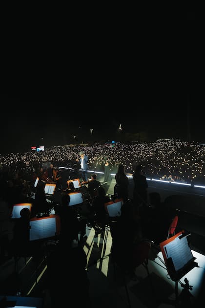 Nicki Nicol impactó con un concierto sinfónico en Rosario ante más de 250.000 personas en el Monumento a la Bandera