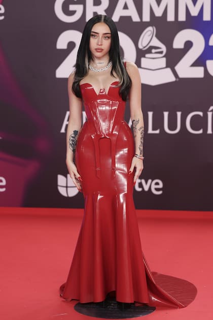 Nicki Nicole, de rojo furioso en los premios Grammy