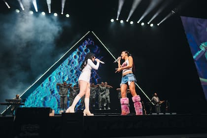 Nicki Nicole junto a Emilia Mernes interpretando "Intoxicao"