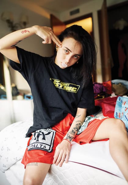 Nicki Nicole posa para el especial Músicas en Cuarentena