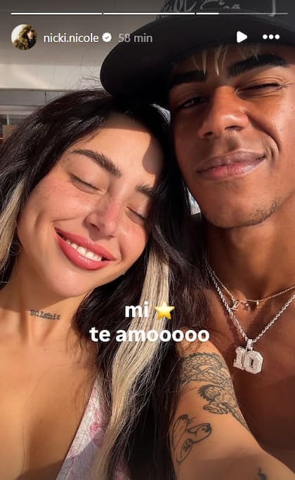 Nicki rendida ante el logro de su pareja