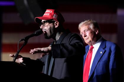 Nicky Jam habla mientras el expresidente y candidato presidencial republicano Donald Trump escucha durante un evento de campaña en el World Market Center, el 13 de septiembre de 2024, en Las Vegas. (Foto AP/Alex Brandon, archivo)