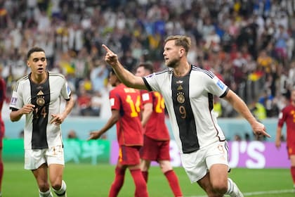 Niclas Füllkrug celebra tras anotar el primer gol de Alemania ante España en el empate 1-1