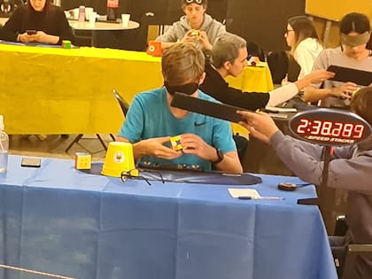 Nico Campanario (13 años) compitiendo a ciegas en el Santa Fe Open 2022 Cubo Mágico Rubik