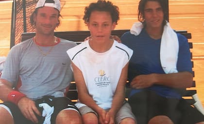 Nico Clerc, en la academia de su padre en Acapulco, entre dos grandes extenistas españoles: Carlos Moya y Rafa Nadal, su ídolo