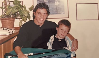 Nico Clerc junto al Muñeco Gallardo en su casa en La Horqueta