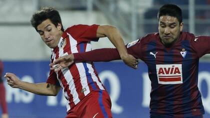 Nico Gaitán (Atlético Madrid) y Mauro dos Santos (Eibar), dos argentinos en la lucha por la pelota