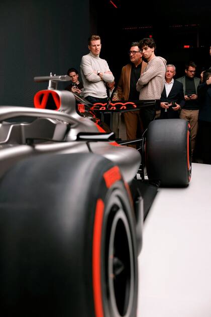 Nico Hulkemberg y Gabriel Bortoleto observan el nuevo diseño de Audi para 2026