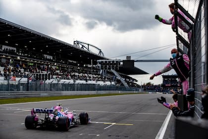 Tarea cumplida: Nico Hulkenberg cruza la meta en el octavo puesto en el Gran Premio de Eifel, en Nürburgring; el alemán partió desde la última posición de la grilla y escaló 12 lugares