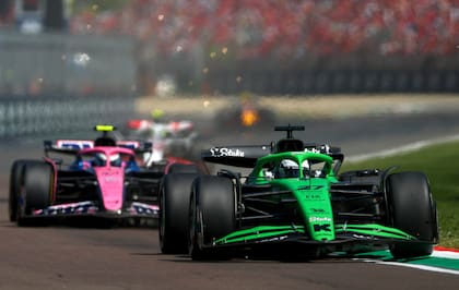 Nico Hulkenberg va por delante de Franco Colapinto en un tramo del Gran Premio de Imola