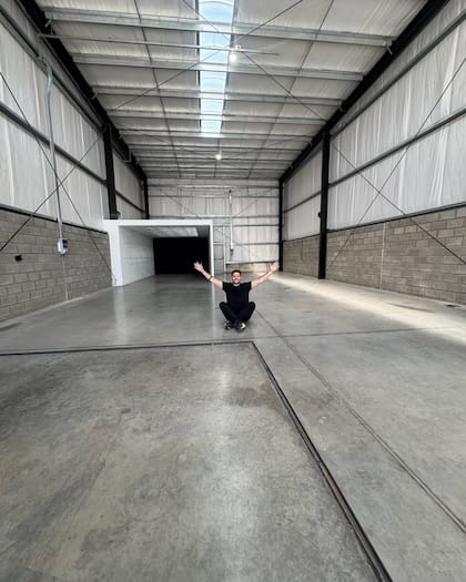 Nico Magaldi en el galpón que será su sede de producción audiovisual