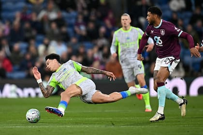 Nico O'Reilly, una de las revelaciones de la temporada de Manchester City, cae en el intento de controlar la pelota