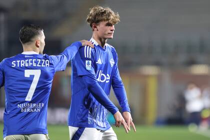 Nico Paz, a la derecha, celebra un gol durante el partido de fútbol de la Serie A entre Como y Lecce en el estadio Giuseppe Sinigaglia en Como, Italia, el lunes 30 de diciembre de 2024. (Antonio Saia/LaPresse vía AP)