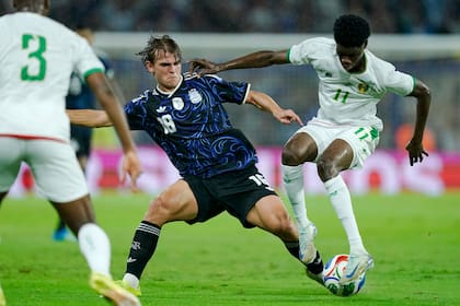 Nico Paz disputa la pelota con Maata Magassa