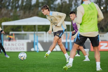 Nico Paz en el entorno Ezeiza: adaptado al grupo, ya sabe de qué se trata tirar una pared con Messi