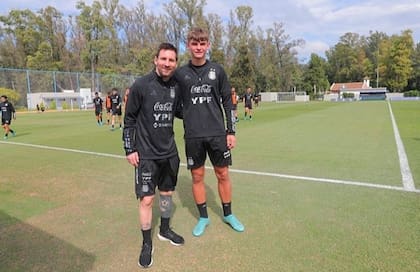 Nico Paz junto a Lionel Messi, en una convocatoria al seleccionado argentino que dirige Lionel Scaloni