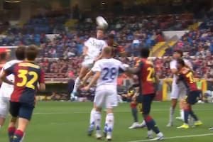 Un susto: Nico Paz protagonizó un duro choque de cabezas en Genoa-Como y fue hospitalizado