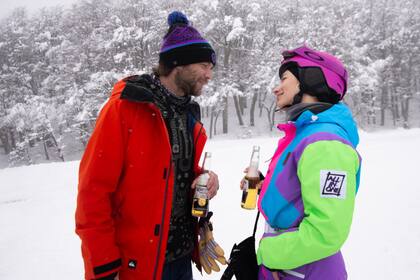 Nico Riera y Thelma Fardín, recién anunciados como pareja públicamente, también aprovecharon la tarde de nieve en Chapelco junto a Cerveza Corona.