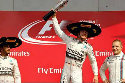Nico Rosberg festeja en lo más alto del podio