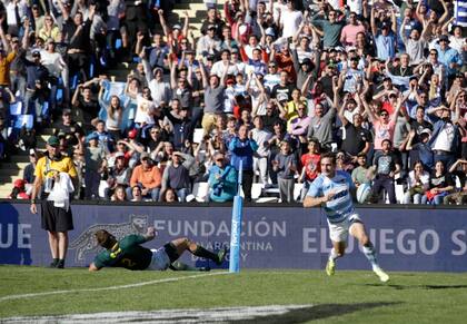 Nico Sánchez festeja su try ante los sudafricanos en uno de los encuentros trascendentales