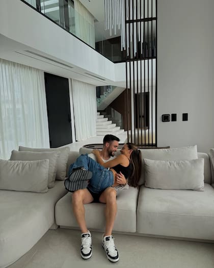 Nico Tagliafico y Caro Calvagni, en la casa que estrenaron en diciembre en la Argentina