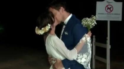 Nico Vázquez, Gimena Accardi y el beso de casados